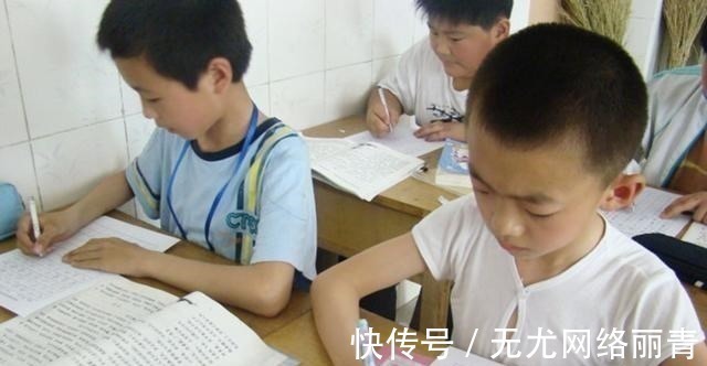老师|小学生的“蚂蚁字体”走红,家长看了很上火,大家直呼心疼老师