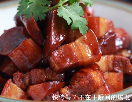 做红烧肉，别再加料酒炖！再加这2料，肉质软烂不油腻，红而透亮
