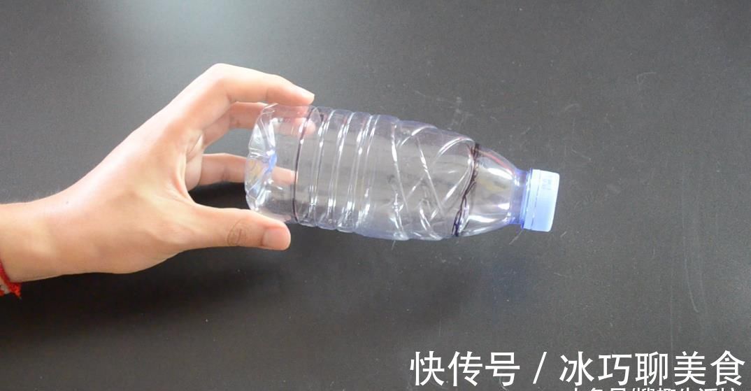 把卷纸筒粘在垃圾桶是上, 这个作用太神奇了, 解决了很多家庭的烦恼