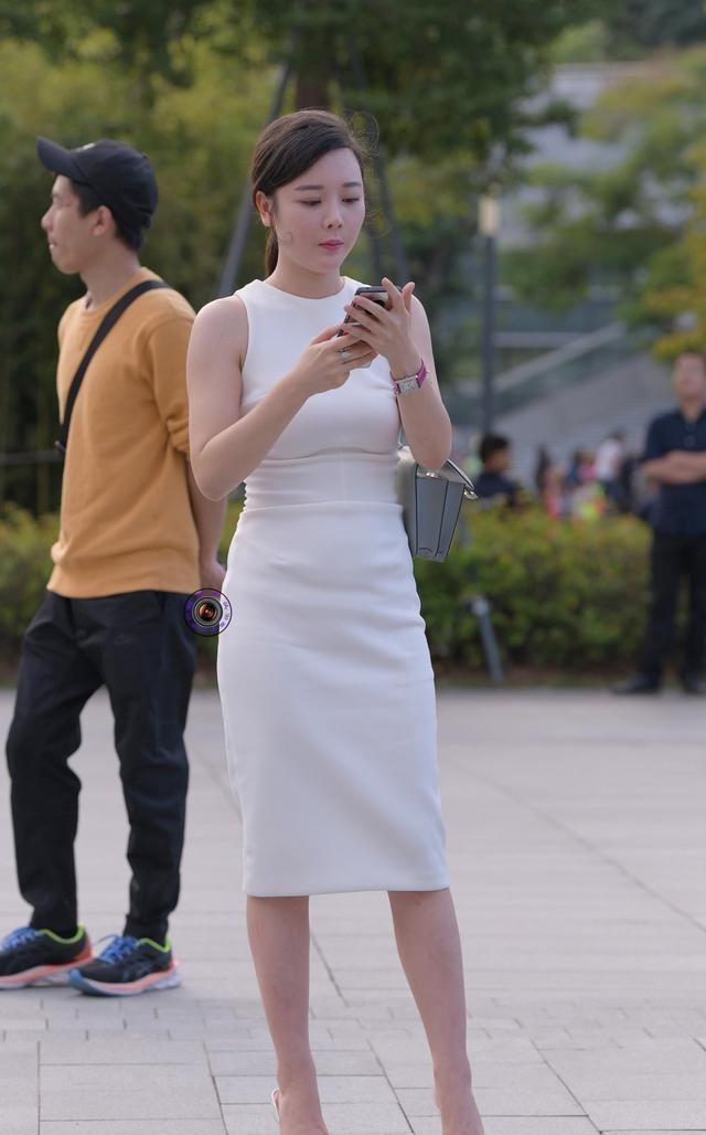 短裙|甜美时尚的连衣裙穿搭让人眼前一亮,配出雍容的气质,纯净自然