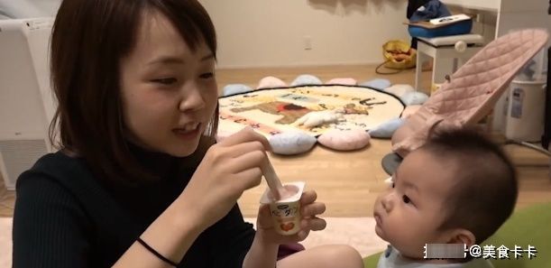 姐姐将冰激凌搅一搅就给妹妹,可怜的妹妹小脸都要挤到一起了