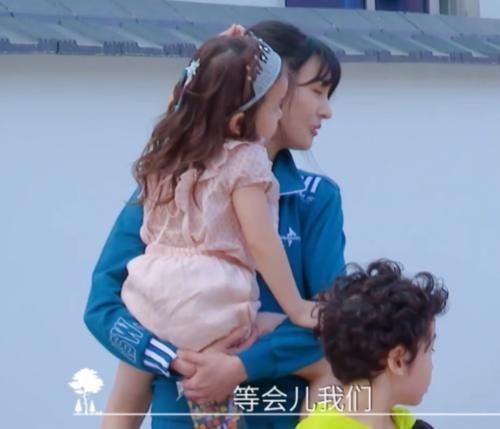 下意识|郑爽第一次抱农村小孩,上车后谁注意她下意识举动装都懒得装了