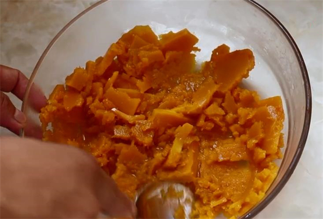 酵母粉|南瓜不要炒着吃,加一碗面粉,在家简单一做,比面包还好吃