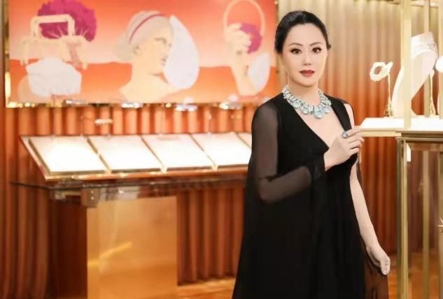 气质|章小蕙这富态气质绝了!戴5条宝石项链亮相活动,雍容贵气太耀眼