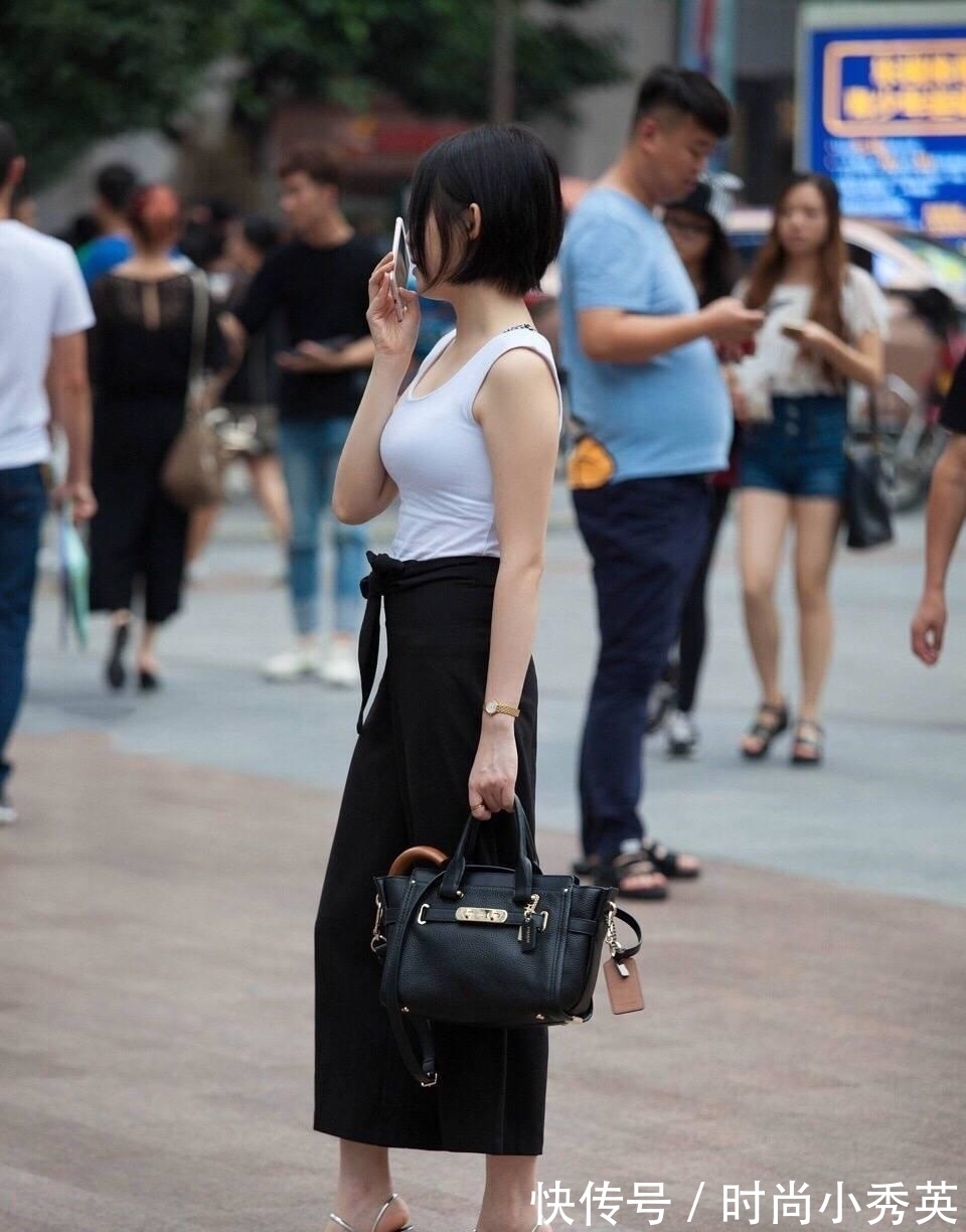 高跟鞋|适合美丽的初秋,白色背心搭配直筒长裙,显瘦显腿长