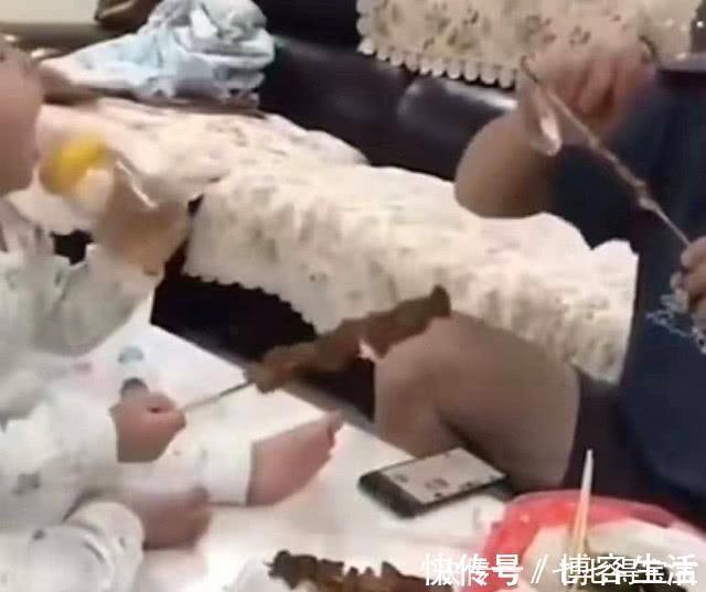 宝爸|父子俩趁妈妈不在家,偷偷撸串,“干杯”的样子像多年的兄弟