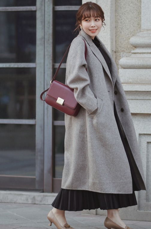 大衣|谁说小个子不能穿大衣?搭配上百褶裙高级洋气,瞬间显高又显瘦!