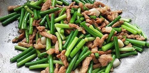 肉丝|炒猪肉时,先放油还是先放肉?很多人都搞错了,难怪肉又老又硬