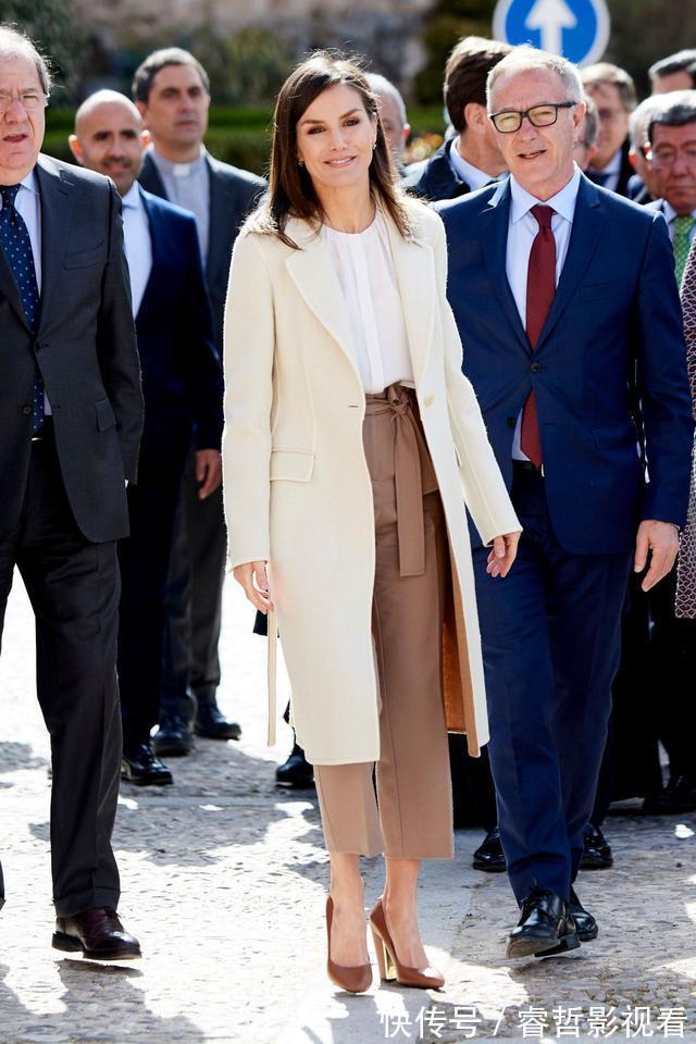 深色 降温怎么穿搭?西班牙王后抗冻有一套,时尚并不意味着一定露腿