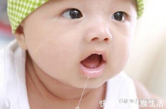 叮叮|“馋猫宝宝”高铁上看到有人吃东西,流了爸爸一肩膀口水,太萌了