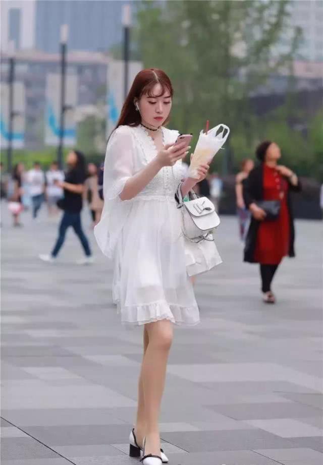 身材高挑|露肩上衣搭配黑色短裙,肤白貌美的小美女,时尚又大气