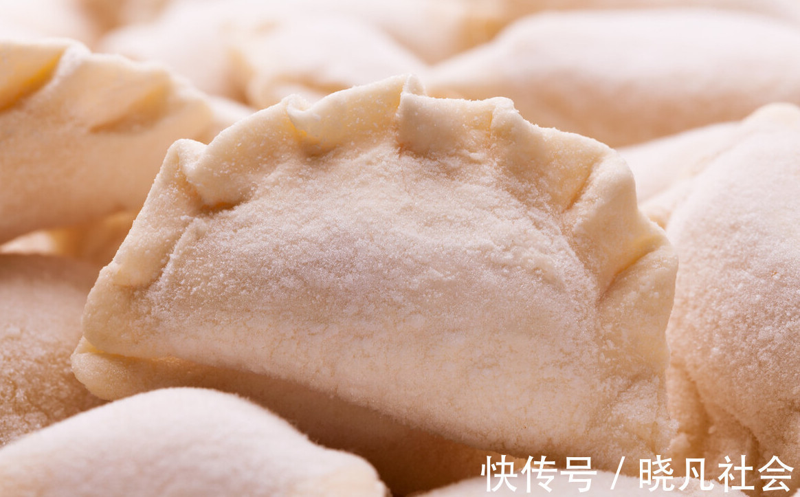 速冻饺子，用冷水煮好还是开水煮好？学会这样做，饺子劲道不破皮