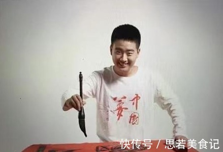 小小年纪!书法神童何世龙:9岁进书协,11岁4个字卖11万,今21岁的他在干啥