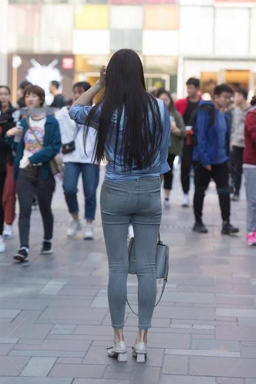 设计感十足的衬衫，冰丝面料看起来很高级，搭配牛仔裤就行