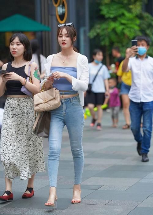 微胖身材小姐姐真是太有韵味了，谈不上有多美，就是很迷人！