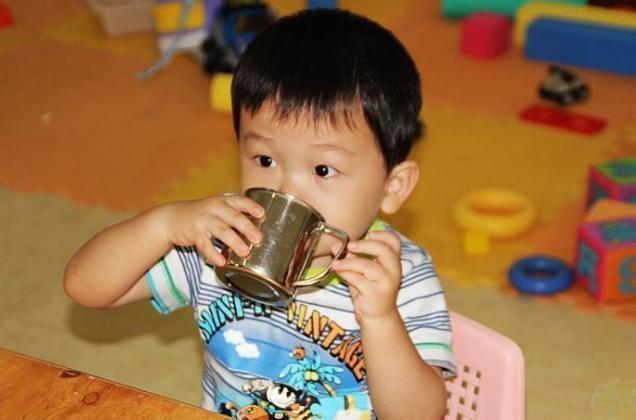 医生|孩子因喝水导致积食,儿科医生不要在3个时间段给娃喝水