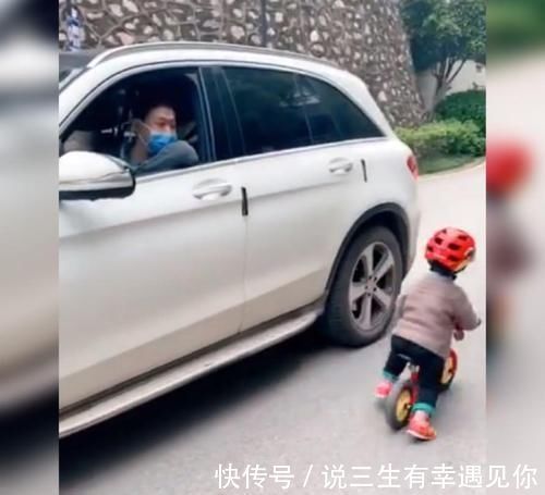 驾驶证|萌娃“奶驾”碰到开车回家的爸爸意外走红,网友:建议吊销驾驶证
