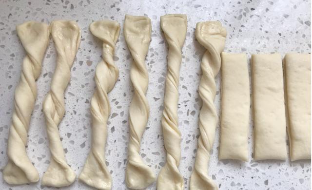 好吃的水煎花卷,拧一拧转一转煎一煎,5分钟出锅