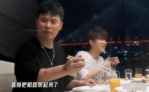 节目组没收手机,邓超给孙俪打视频,谁注意鹿晗在干吗?