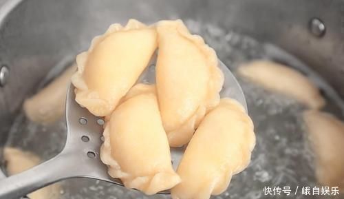 煮饺子，最忌水开直接下锅煮，牢记4点，饺子劲道好吃不破皮