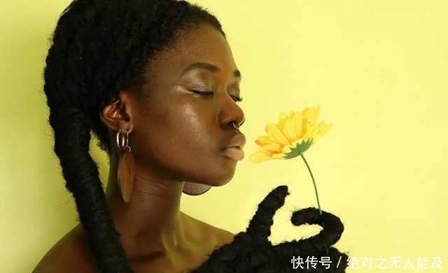 非洲女孩长得太黑没人要,整理了一下头发后,很多男人排队想娶她