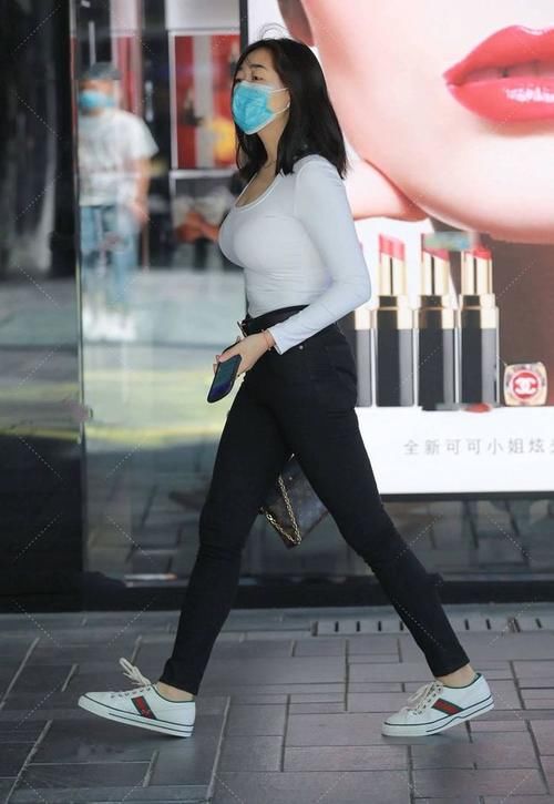 牛仔裤 经典的黑色牛仔裤，搭配白色上衣，实现简单的清爽美感