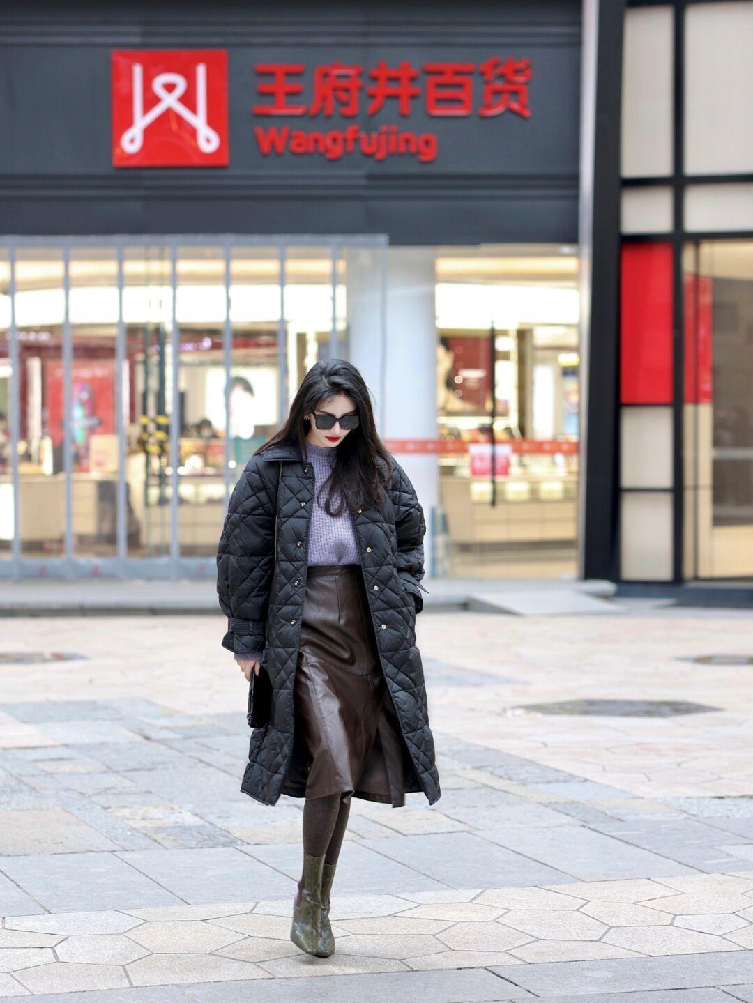 子女生 冬天毛衣怎样搭配出时尚感!紫色毛衣搭配皮裙,高级又不失个性!