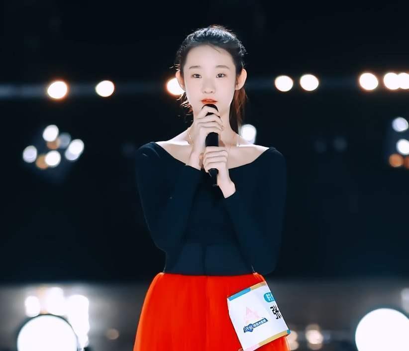 男嘉賓一身軍裝出場,引女嘉賓尖叫不已,現(xiàn)場一陣沸騰!