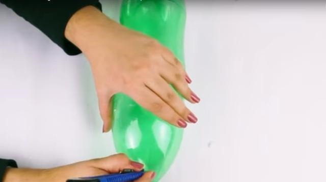 我家扫帚独一无二，忒好用！邻居见后都夸：塑料瓶做的还挺好看