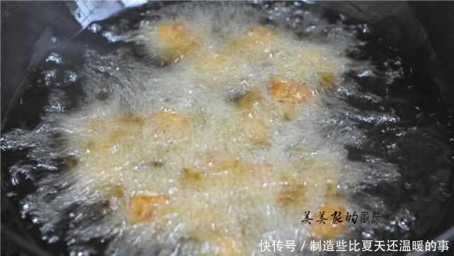 年菜少不了炸丸子,大厨教你一招,3块钱能炸1大盆,那叫一个酥香