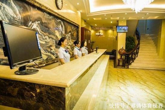 酒店前台工资不高，还经常熬夜，为啥还有女孩愿意做？原因很真实