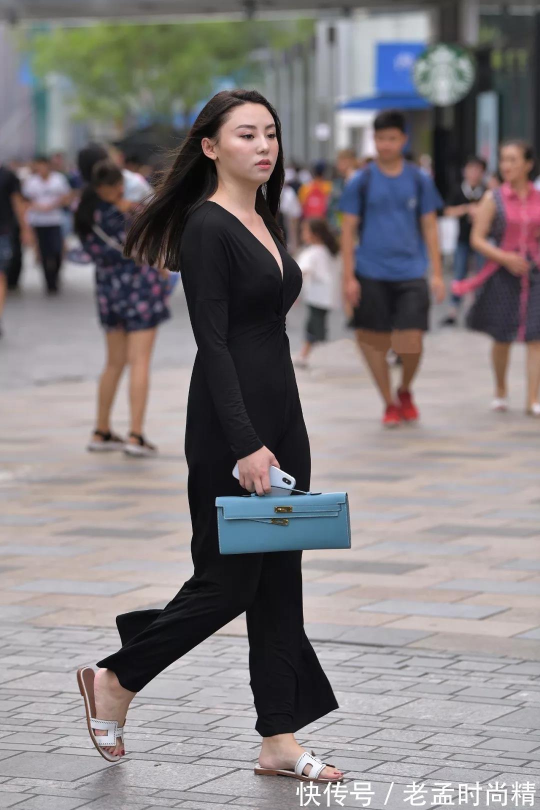 穿搭 街跑路人,深V系穿搭参考,让你展现自信时尚的魅力