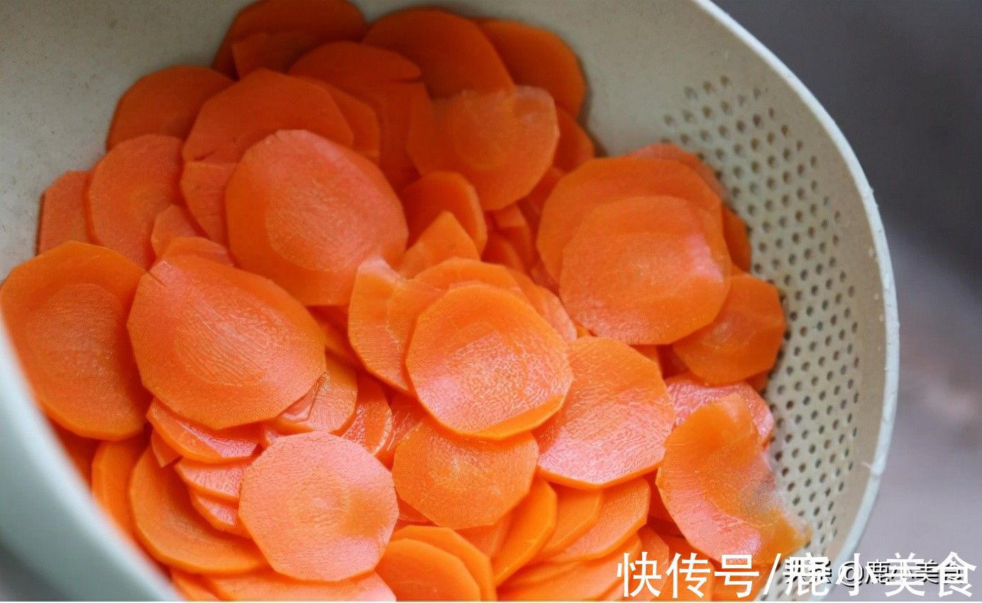 胡萝卜这样做,真的很香,宝宝能吃2大碗,秋天吃了暖身又暖胃