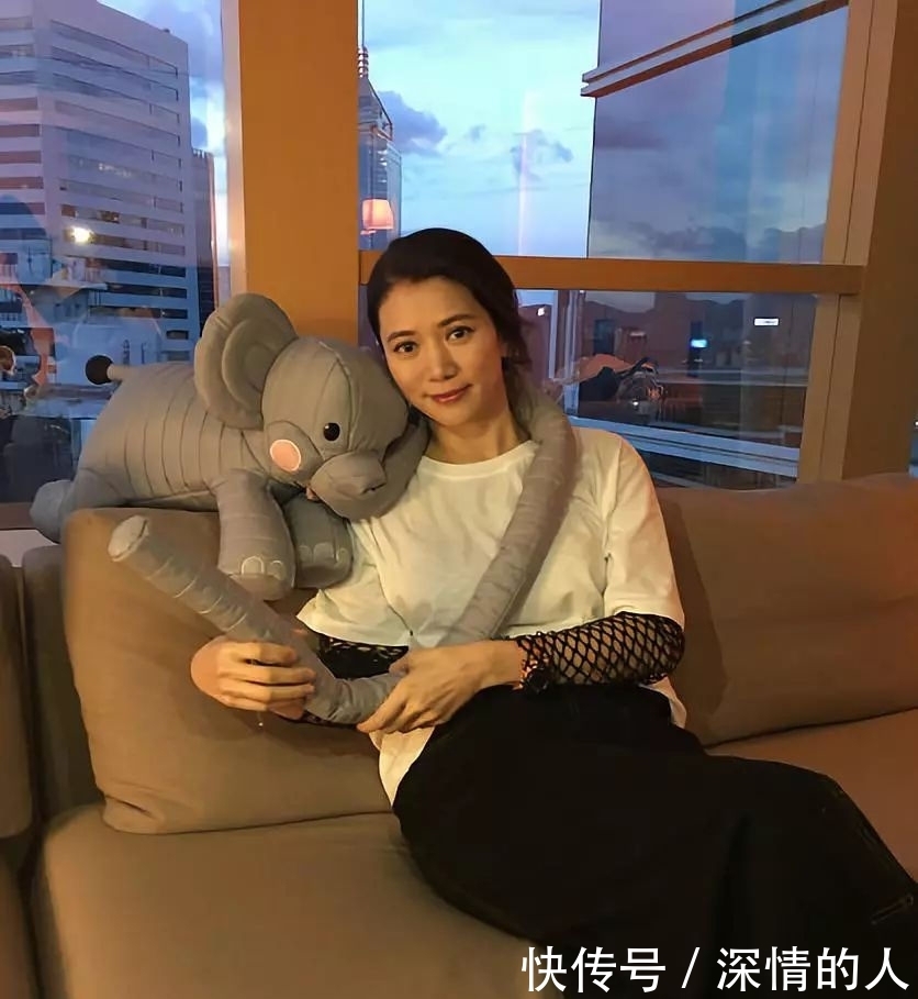 制胜|梁咏仪42岁都遮不住女神气质,波浪头+小西装简约制胜,太优雅