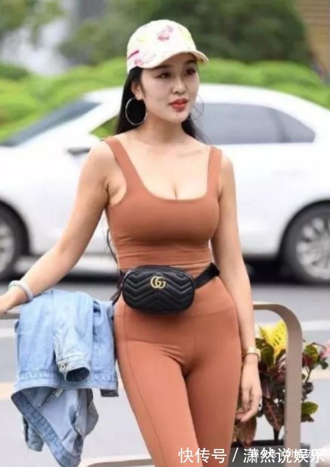 柔美|街拍女神性感迷人的紧身打底裤小姐姐,体现女人的柔美一面