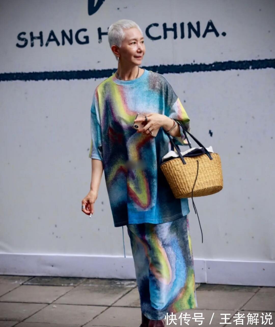 单车|60岁上海奶奶真时髦!穿背带裤骑单车出门,头上裹块花头巾好拉风