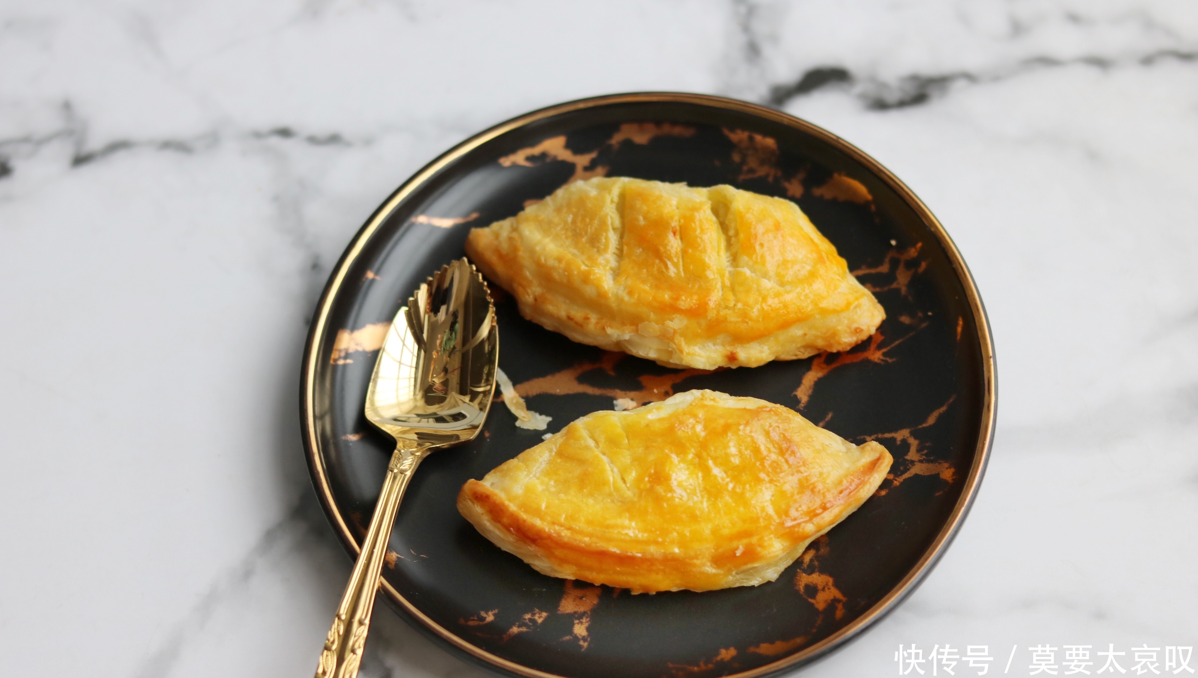 春天爱吃酥皮点心,手不沾面3分钟做1盘,金黄诱人,层层香酥掉渣