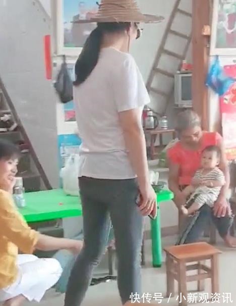 妈妈|为给2岁女儿断奶，妈妈每天这幅打扮也是绝了，网友这是高手！