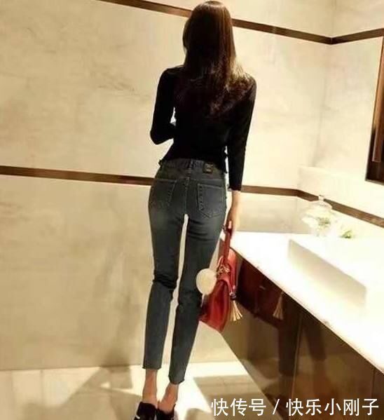 身姿 紧身牛仔裤,包裹美女曼妙身姿,凸显小姐姐修长的腿部!