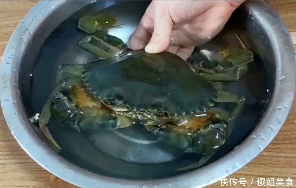 梭子蟹|保存螃蟹时，直接放冰箱是大忌，教你1个妙招，存放7天都鲜活好吃