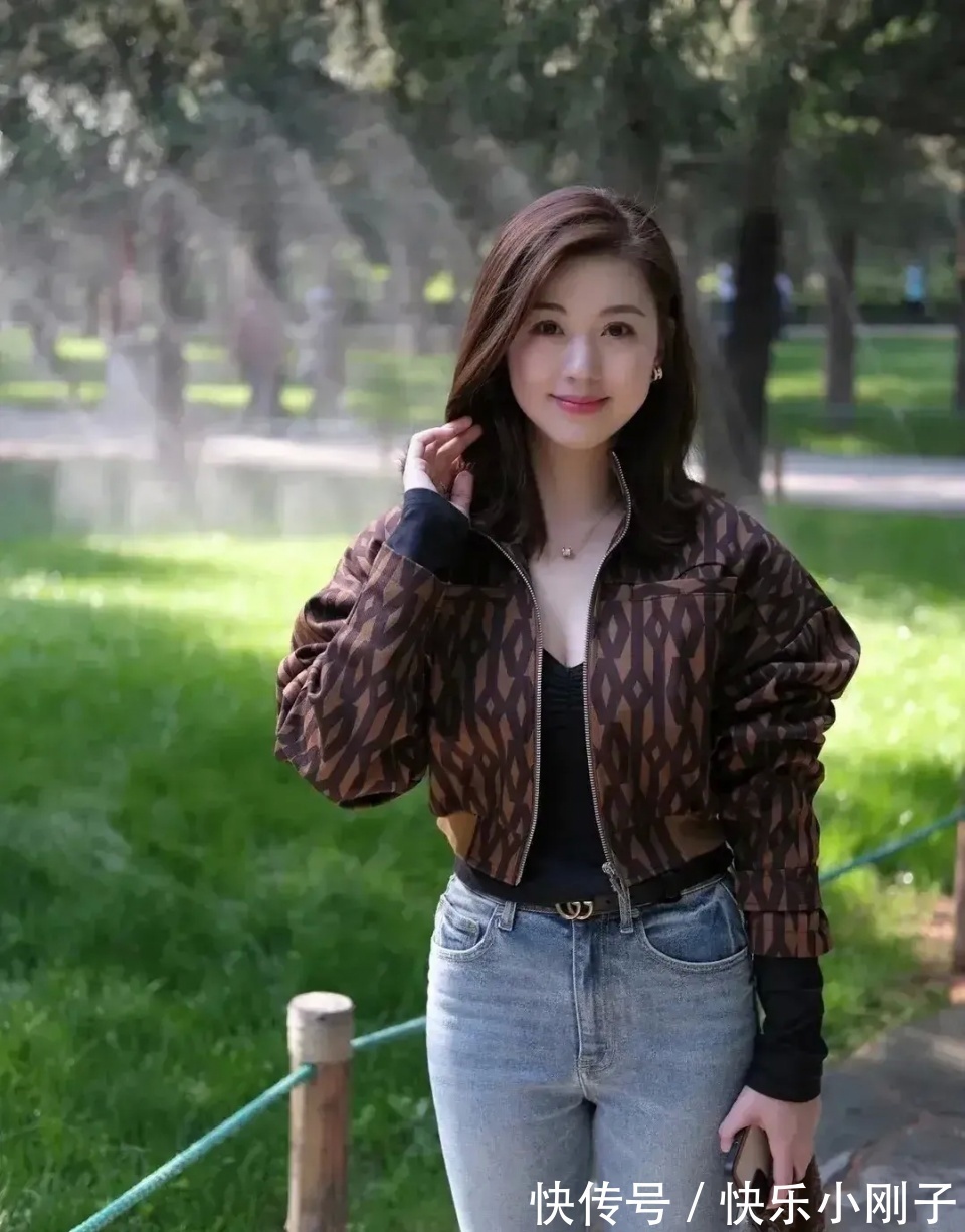 搭配 牛仔裤搭配,美的大方又休闲,让最美的一面呈现出来