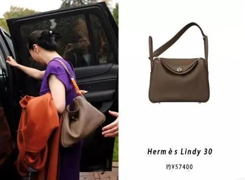 条纹|孟晚舟穿衣太有技巧,条纹衫搭修身西装裤,不“扮嫩”也不显老气