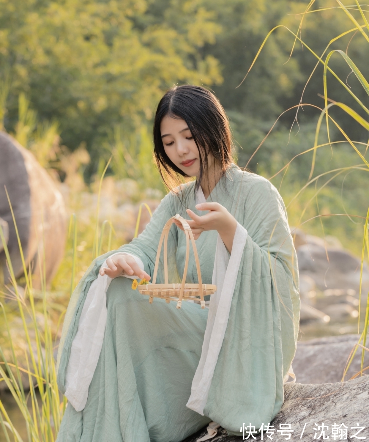 鹅毛雪!五言格律:闲游增意气,独坐赋诗章。缱绻迷幽径,寻梅醉暗香