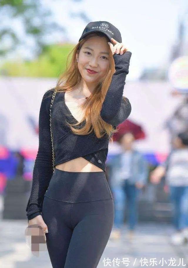 配饰 白色露肩上衣搭配蓝色短裤,构造物体主要轮廓,展示时尚气质