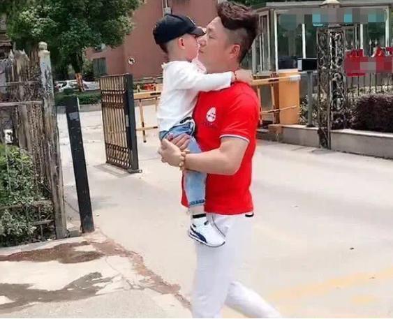 遛娃|“冻龄爷爷”走红,楼下遛娃被误认为是孩子爸爸,网友:真时髦