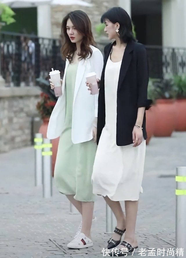 闺蜜|街拍:超默契闺蜜同穿闺蜜装,连走路步调都一样,她却因鞋子意外抢镜