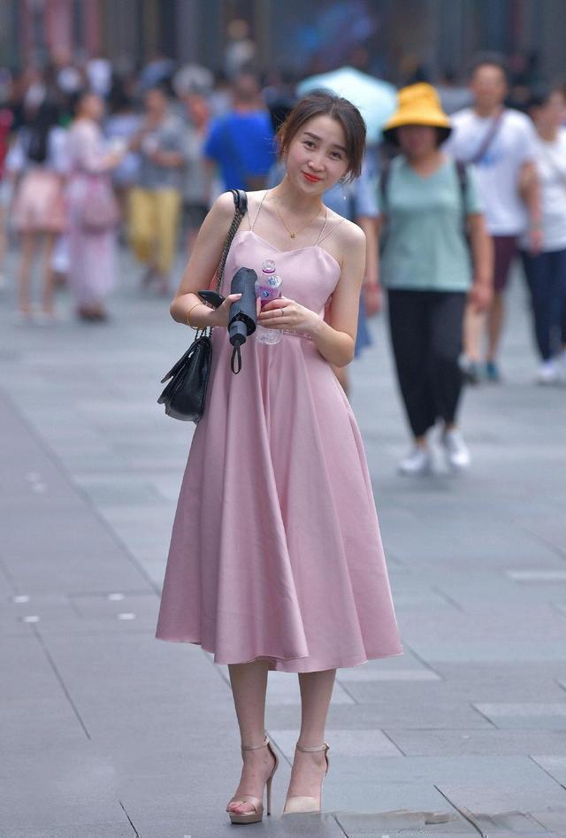 身材 时髦百搭的鲨鱼裤穿搭上身很自然,利落穿搭秀S型身材,青春阳光