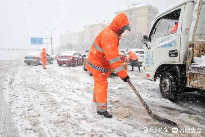 风雪|济南风雪袭城，环卫工人冒雪作业