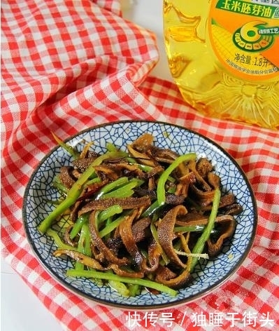 加适量|秋天这肉再贵也要买,和尖椒是绝配,简单1炒,一盘不够吃