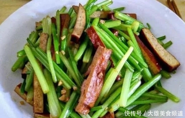 春天多吃豆腐，炒一大盘也就几块钱，解馋下饭有营养，减脂又补钙